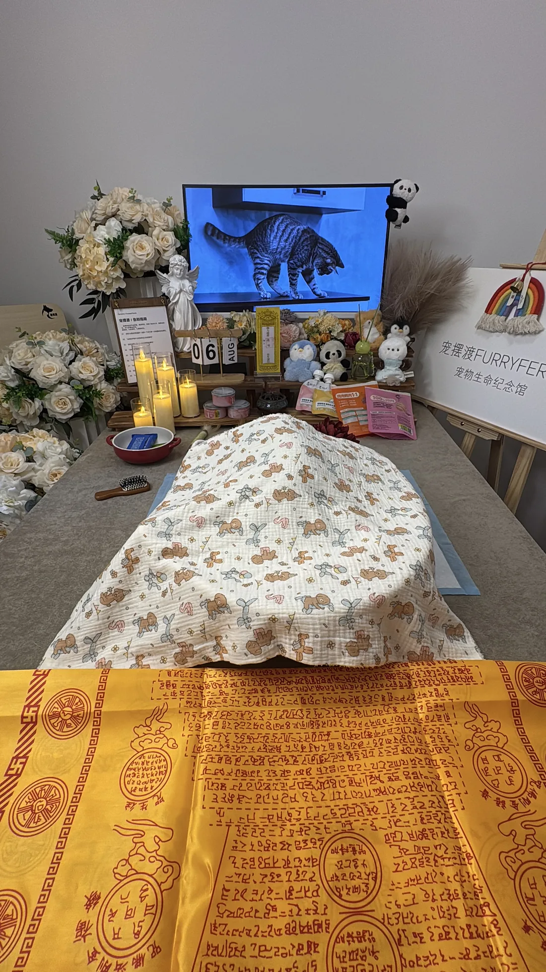 玉林宠物告别仪式中的鲜花与纪念照片